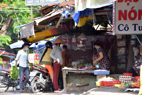 Chống dịch vùng giáp ranh: Bên này TP.HCM giăng dây, bên kia Bình Dương vẫn họp chợ - Ảnh 2. Chống dịch vùng giáp ranh: Bên này TP.HCM giăng dây, bên kia Bình Dương vẫn họp chợ - Ảnh 2.