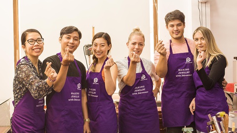 Bước ngoặt của cô nàng yêu trang sức - Ảnh 1. Bước ngoặt của cô nàng yêu trang sức - Ảnh 1.