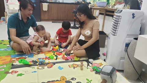 Bảo mẫu hai giỏi trong mùa dịch - Ảnh 1. Bảo mẫu hai giỏi trong mùa dịch - Ảnh 1.