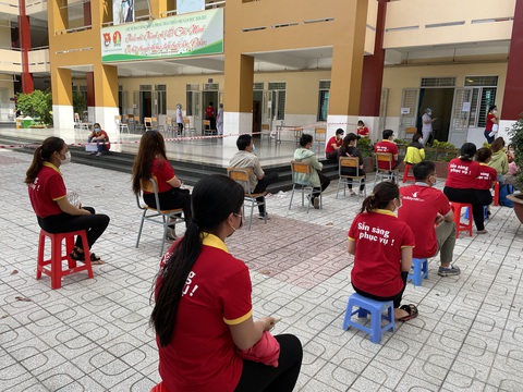 Chuỗi VinMart, VinMart+ ráo riết triển khai tiêm vaccine cho nhân viên bán lẻ - Ảnh 2. Chuỗi VinMart, VinMart+ ráo riết triển khai tiêm vaccine cho nhân viên bán lẻ - Ảnh 2.