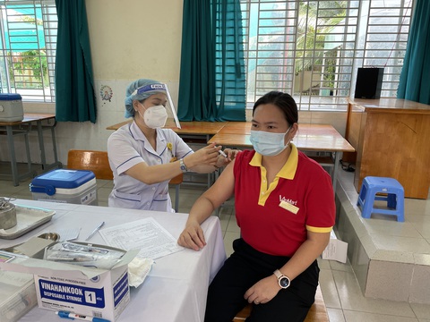 Chuỗi VinMart, VinMart+ ráo riết triển khai tiêm vaccine cho nhân viên bán lẻ - Ảnh 3. Chuỗi VinMart, VinMart+ ráo riết triển khai tiêm vaccine cho nhân viên bán lẻ - Ảnh 3.