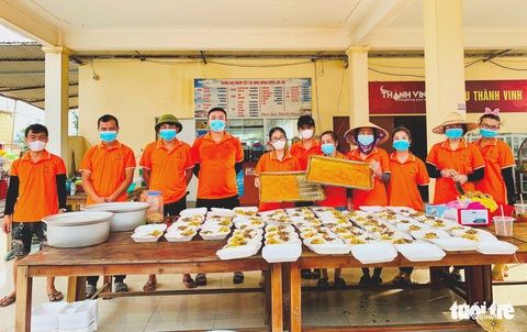 Hai tuần vào trận địa chống dịch nấu hàng ngàn suất cơm miễn phí cho dân - Ảnh 1. Hai tuần vào trận địa chống dịch nấu hàng ngàn suất cơm miễn phí cho dân - Ảnh 1.
