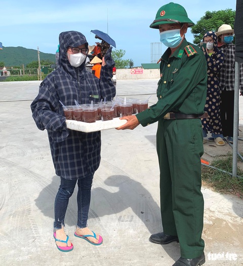 Hai tuần vào trận địa chống dịch nấu hàng ngàn suất cơm miễn phí cho dân - Ảnh 4. Hai tuần vào trận địa chống dịch nấu hàng ngàn suất cơm miễn phí cho dân - Ảnh 4.