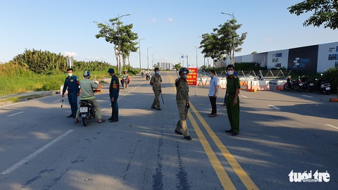 Phường Thủ Thiêm đổ đất chặn đường mòn vô đồng diều để phòng chống COVID-19 - Ảnh 3. Phường Thủ Thiêm đổ đất chặn đường mòn vô đồng diều để phòng chống COVID-19 - Ảnh 3.