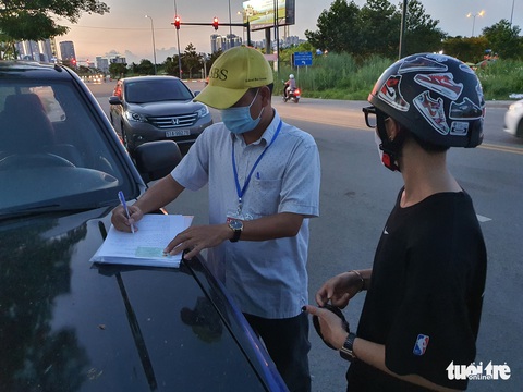 Phường Thủ Thiêm đổ đất chặn đường mòn vô đồng diều để phòng chống COVID-19 - Ảnh 6. Phường Thủ Thiêm đổ đất chặn đường mòn vô đồng diều để phòng chống COVID-19 - Ảnh 6.