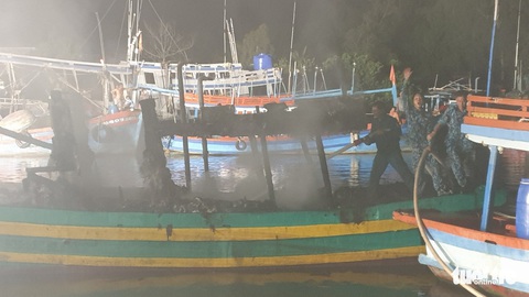 Hải quân cứu hàng chục tàu cá khỏi hỏa hoạn trong đêm - Ảnh 3. Hải quân cứu hàng chục tàu cá khỏi hỏa hoạn trong đêm - Ảnh 3.