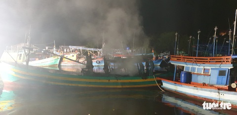 Hải quân cứu hàng chục tàu cá khỏi hỏa hoạn trong đêm - Ảnh 2. Hải quân cứu hàng chục tàu cá khỏi hỏa hoạn trong đêm - Ảnh 2.