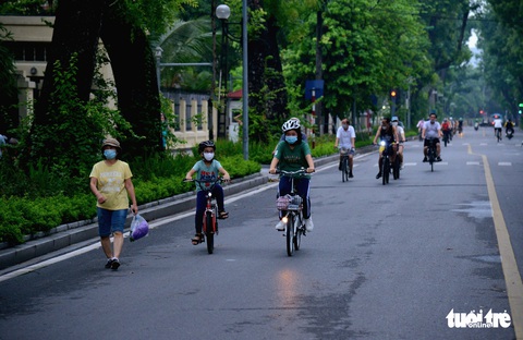Dân Hà Nội đổ ra đường, đến công viên hít thở khí trời sau nhiều ngày giãn cách - Ảnh 4. Dân Hà Nội đổ ra đường, đến công viên hít thở khí trời sau nhiều ngày giãn cách - Ảnh 4.