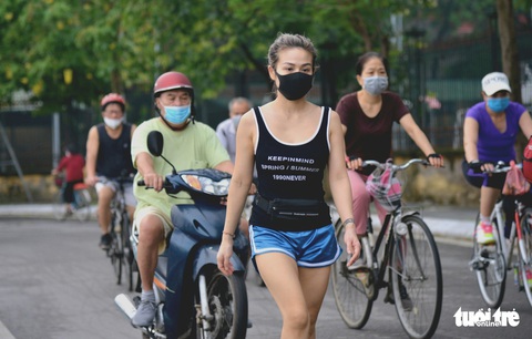 Dân Hà Nội đổ ra đường, đến công viên hít thở khí trời sau nhiều ngày giãn cách - Ảnh 1. Dân Hà Nội đổ ra đường, đến công viên hít thở khí trời sau nhiều ngày giãn cách - Ảnh 1.