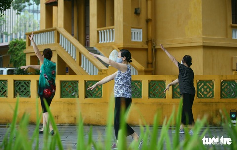Dân Hà Nội đổ ra đường, đến công viên hít thở khí trời sau nhiều ngày giãn cách - Ảnh 6. Dân Hà Nội đổ ra đường, đến công viên hít thở khí trời sau nhiều ngày giãn cách - Ảnh 6.