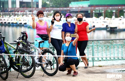 Dân Hà Nội đổ ra đường, đến công viên hít thở khí trời sau nhiều ngày giãn cách - Ảnh 7. Dân Hà Nội đổ ra đường, đến công viên hít thở khí trời sau nhiều ngày giãn cách - Ảnh 7.