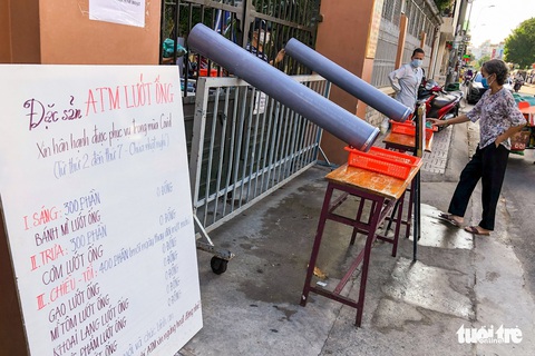 ATM lướt ống hỗ trợ người nghèo - Ảnh 1. ATM lướt ống hỗ trợ người nghèo - Ảnh 1.