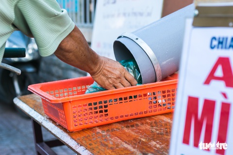 ATM lướt ống hỗ trợ người nghèo - Ảnh 5. ATM lướt ống hỗ trợ người nghèo - Ảnh 5.