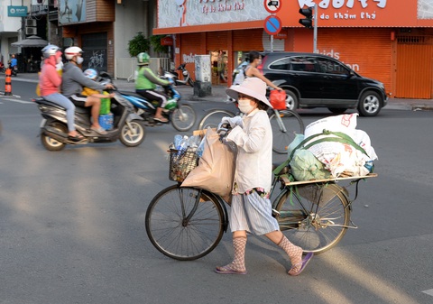 Cần gói hỗ trợ ‘đủ liều’ cho người dân, doanh nghiệp sau thời gian ‘bệnh nặng’ vì COVID-19 - Ảnh 1. Cần gói hỗ trợ ‘đủ liều’ cho người dân, doanh nghiệp sau thời gian ‘bệnh nặng’ vì COVID-19 - Ảnh 1.