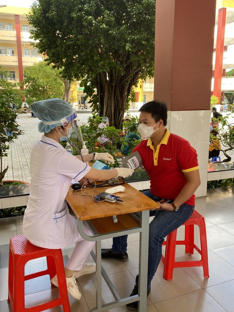 Chuỗi VinMart, VinMart+ ráo riết triển khai tiêm vaccine cho nhân viên bán lẻ - Ảnh 1. Chuỗi VinMart, VinMart+ ráo riết triển khai tiêm vaccine cho nhân viên bán lẻ - Ảnh 1.