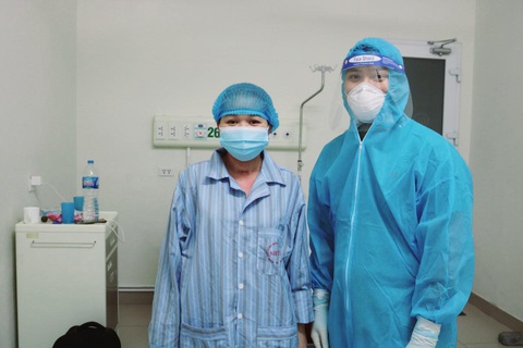 Bệnh nhân COVID-19 nguy kịch chuyển dạ, bác sĩ mổ gấp cứu sống cả mẹ và con - Ảnh 1. Bệnh nhân COVID-19 nguy kịch chuyển dạ, bác sĩ mổ gấp cứu sống cả mẹ và con - Ảnh 1.