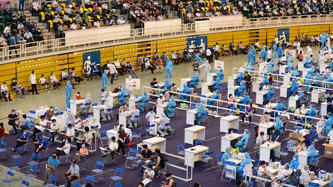 Tiêm vắc xin: thần tốc nhưng phải an toàn - Ảnh 1. Tiêm vắc xin: thần tốc nhưng phải an toàn - Ảnh 1.
