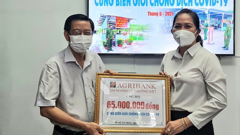 Những tấm lòng tiếp tục gửi ra biên giới chống dịch - Ảnh 1. Những tấm lòng tiếp tục gửi ra biên giới chống dịch - Ảnh 1.