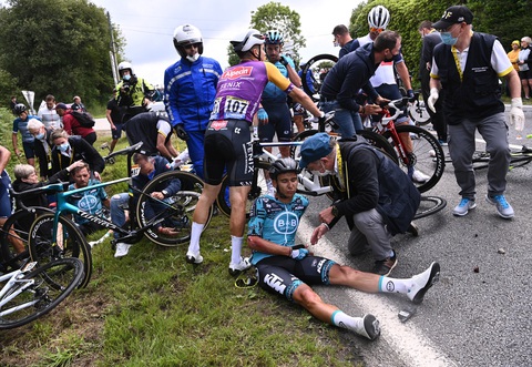 Video: Tai nạn liên hoàn ngày khai mạc Tour de France 2021 - Ảnh 1. Video: Tai nạn liên hoàn ngày khai mạc Tour de France 2021 - Ảnh 1.