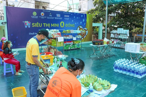 Người nghèo tay xách nách mang đi siêu thị mini 0 đồng - Ảnh 4. Người nghèo tay xách nách mang đi siêu thị mini 0 đồng - Ảnh 4.