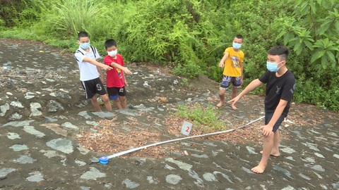 Bắt chước video trên mạng xã hội, 4 học sinh lên cao tốc ném đá vào ôtô - Ảnh 2. Bắt chước video trên mạng xã hội, 4 học sinh lên cao tốc ném đá vào ôtô - Ảnh 2.