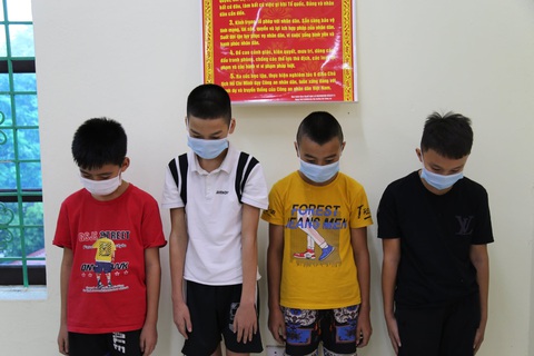Bắt chước video trên mạng xã hội, 4 học sinh lên cao tốc ném đá vào ôtô - Ảnh 1. Bắt chước video trên mạng xã hội, 4 học sinh lên cao tốc ném đá vào ôtô - Ảnh 1.