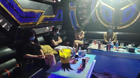 Thu hồi giấy phép, phạt 31,5 triệu đồng quán karaoke mở cửa mùa dịch - Ảnh 1. Thu hồi giấy phép, phạt 31,5 triệu đồng quán karaoke mở cửa mùa dịch - Ảnh 1.