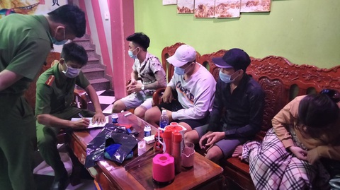 Thu hồi giấy phép, phạt 31,5 triệu đồng quán karaoke mở cửa mùa dịch - Ảnh 2. Thu hồi giấy phép, phạt 31,5 triệu đồng quán karaoke mở cửa mùa dịch - Ảnh 2.