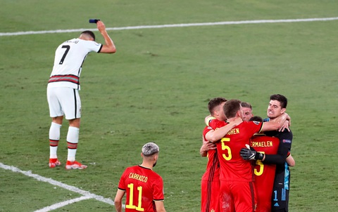 Ronaldo lại bị chỉ trích vì ném bỏ băng đội trưởng - Ảnh 1. Ronaldo lại bị chỉ trích vì ném bỏ băng đội trưởng - Ảnh 1.