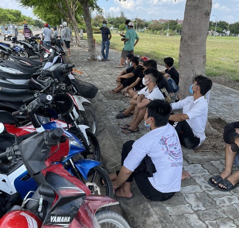 Hàng chục cảnh sát vây bắt nhóm quái xế đua xe lúc giữa trưa - Ảnh 1. Hàng chục cảnh sát vây bắt nhóm quái xế đua xe lúc giữa trưa - Ảnh 1.