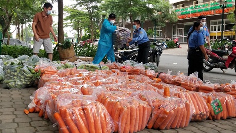 Chuyện tình thương mến thương trong chung cư bị phong tỏa - Ảnh 3. Chuyện tình thương mến thương trong chung cư bị phong tỏa - Ảnh 3.