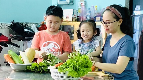 Giãn cách vì dịch, được gần con cái nhiều hơn - Ảnh 1. Giãn cách vì dịch, được gần con cái nhiều hơn - Ảnh 1.