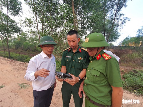 Cháy rừng cạnh doanh trại quân đội, Huế huy động gần 1.000 người chữa cháy - Ảnh 4. Cháy rừng cạnh doanh trại quân đội, Huế huy động gần 1.000 người chữa cháy - Ảnh 4.