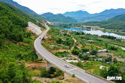 Gấp rút thi công cao tốc nối Quảng Trị - Huế - Đà Nẵng - Ảnh 11. Gấp rút thi công cao tốc nối Quảng Trị - Huế - Đà Nẵng - Ảnh 11.
