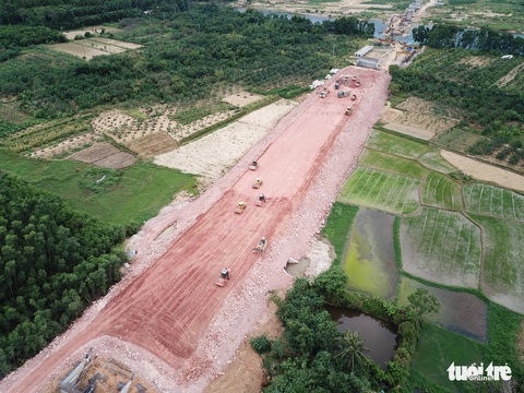 Gấp rút thi công cao tốc nối Quảng Trị - Huế - Đà Nẵng - Ảnh 6. Gấp rút thi công cao tốc nối Quảng Trị - Huế - Đà Nẵng - Ảnh 6.