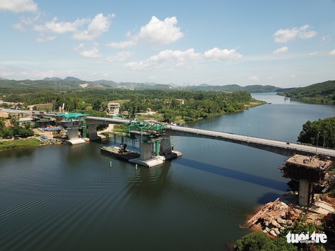 Gấp rút thi công cao tốc nối Quảng Trị - Huế - Đà Nẵng - Ảnh 1. Gấp rút thi công cao tốc nối Quảng Trị - Huế - Đà Nẵng - Ảnh 1.