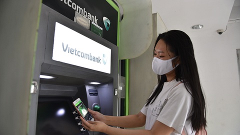 Ngân hàng đua giảm phí dịch vụ - Ảnh 1. Ngân hàng đua giảm phí dịch vụ - Ảnh 1.