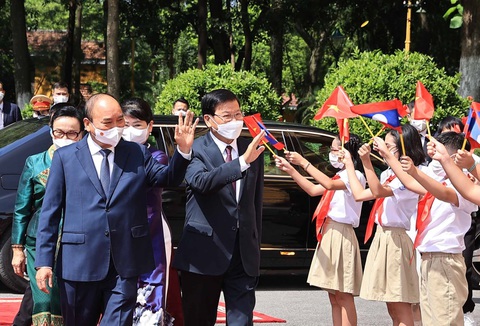 Tổng bí thư, Chủ tịch nước Lào bắt đầu thăm hữu nghị chính thức Việt Nam - Ảnh 3. Tổng bí thư, Chủ tịch nước Lào bắt đầu thăm hữu nghị chính thức Việt Nam - Ảnh 3.