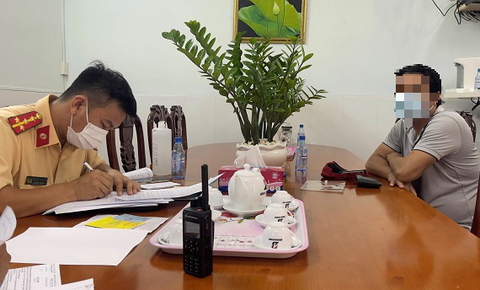Hung thần xe ben phóng bạt mạng, gây náo loạn trên đại lộ Võ Văn Kiệt - Ảnh 2. Hung thần xe ben phóng bạt mạng, gây náo loạn trên đại lộ Võ Văn Kiệt - Ảnh 2.