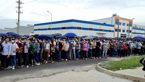 Công nhân đi xét nghiệm đông như trẩy hội, quên cả 5K phòng COVID-19 - Ảnh 3. Công nhân đi xét nghiệm đông như trẩy hội, quên cả 5K phòng COVID-19 - Ảnh 3.