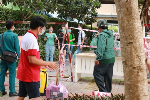Block A1 chung cư Sunview Town ở Thủ Đức bị phong tỏa lần 2 - Ảnh 2. Block A1 chung cư Sunview Town ở Thủ Đức bị phong tỏa lần 2 - Ảnh 2.
