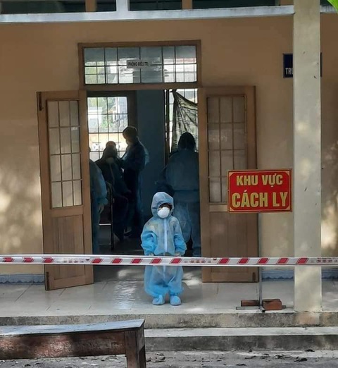 Phú Yên lên tiếng về hình ảnh những trẻ em mặc đồ bảo hộ đi cách ly tập trung - Ảnh 2. Phú Yên lên tiếng về hình ảnh những trẻ em mặc đồ bảo hộ đi cách ly tập trung - Ảnh 2.