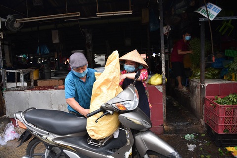 Phong tỏa một phần tại chợ Bà Chiểu do có F0 đến mua hàng - Ảnh 2. Phong tỏa một phần tại chợ Bà Chiểu do có F0 đến mua hàng - Ảnh 2.