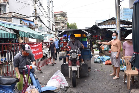 Phong tỏa một phần tại chợ Bà Chiểu do có F0 đến mua hàng - Ảnh 3. Phong tỏa một phần tại chợ Bà Chiểu do có F0 đến mua hàng - Ảnh 3.