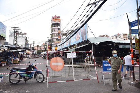 Phong tỏa một phần tại chợ Bà Chiểu do có F0 đến mua hàng - Ảnh 1. Phong tỏa một phần tại chợ Bà Chiểu do có F0 đến mua hàng - Ảnh 1.