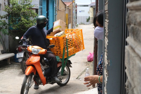 Nghề shipper tất bật trong mùa dịch COVID-19 - Ảnh 3. Nghề shipper tất bật trong mùa dịch COVID-19 - Ảnh 3.