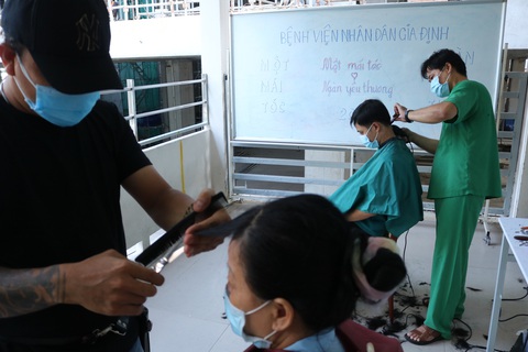 Tất bật chống dịch, y bác sĩ nhẹ người khi được cắt tóc ngay bệnh viện - Ảnh 2. Tất bật chống dịch, y bác sĩ nhẹ người khi được cắt tóc ngay bệnh viện - Ảnh 2.