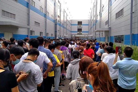 Ca mắc COVID-19 ‘lọt giữa hàng ngàn công nhân đi xét nghiệm - Ảnh 1. Ca mắc COVID-19 ‘lọt giữa hàng ngàn công nhân đi xét nghiệm - Ảnh 1.