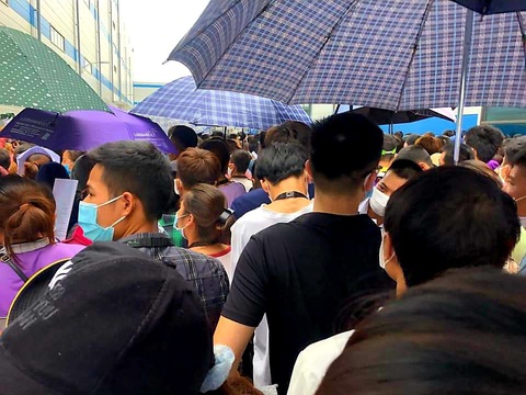 Công nhân đi xét nghiệm đông như trẩy hội, quên cả 5K phòng COVID-19 - Ảnh 1. Công nhân đi xét nghiệm đông như trẩy hội, quên cả 5K phòng COVID-19 - Ảnh 1.