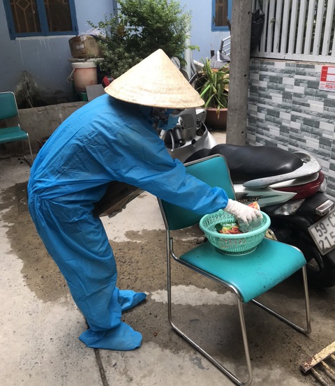 Người dân trong khu phong tỏa thành tình nguyện viên luân phiên phát thức ăn - Ảnh 3. Người dân trong khu phong tỏa thành tình nguyện viên luân phiên phát thức ăn - Ảnh 3.